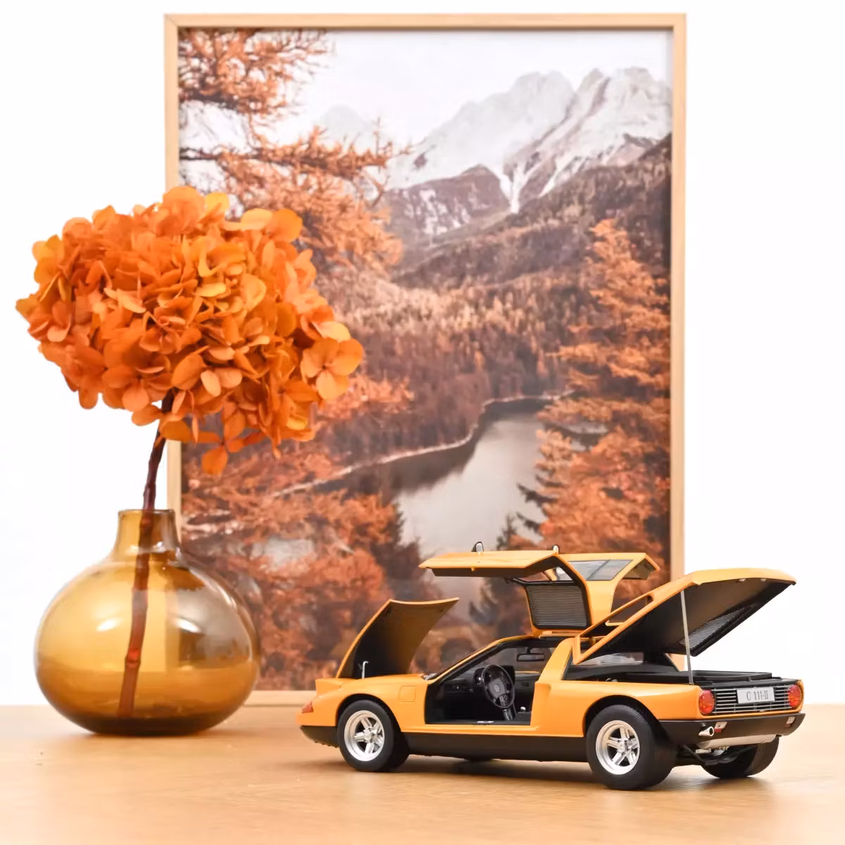 Skala 1/18 Mercedes-Benz C 111 / II 1970 Weissherbs metallic fr Norev