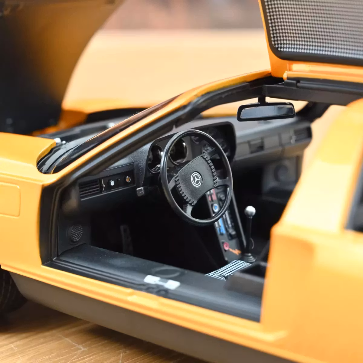 Skala 1/18 Mercedes-Benz C 111 / II 1970 Weissherbs metallic fr Norev