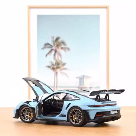 Skala 1/18 Porsche 911 GT3 RS w/Weissach Pack 2022 Gulf blue fr Norev