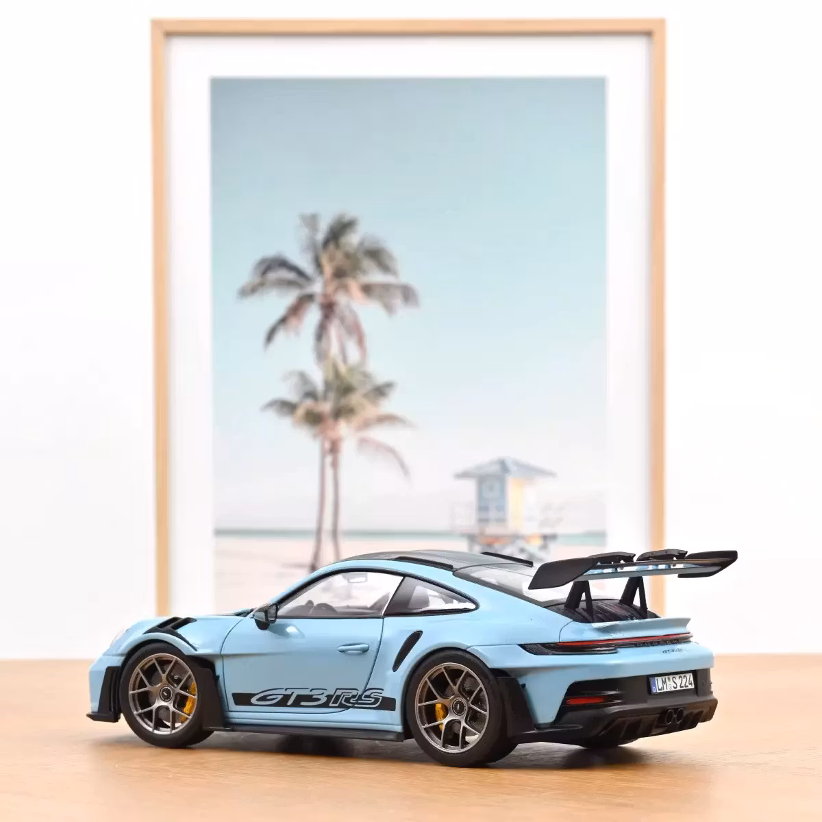 Skala 1/18 Porsche 911 GT3 RS w/Weissach Pack 2022 Gulf blue fr Norev