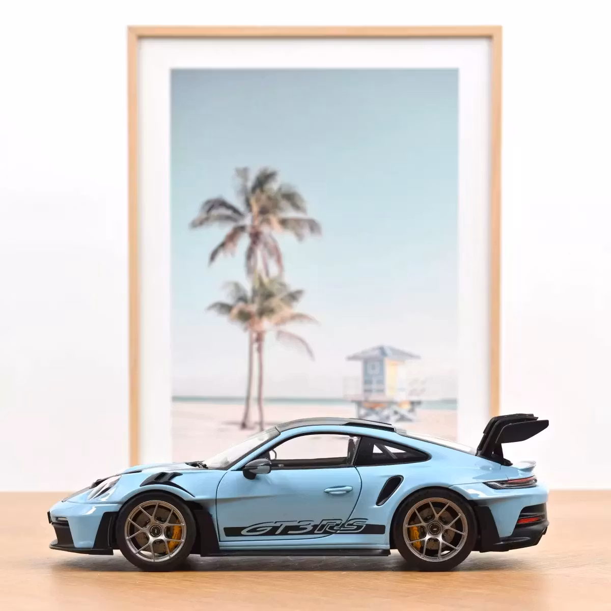 Skala 1/18 Porsche 911 GT3 RS w/Weissach Pack 2022 Gulf blue fr Norev