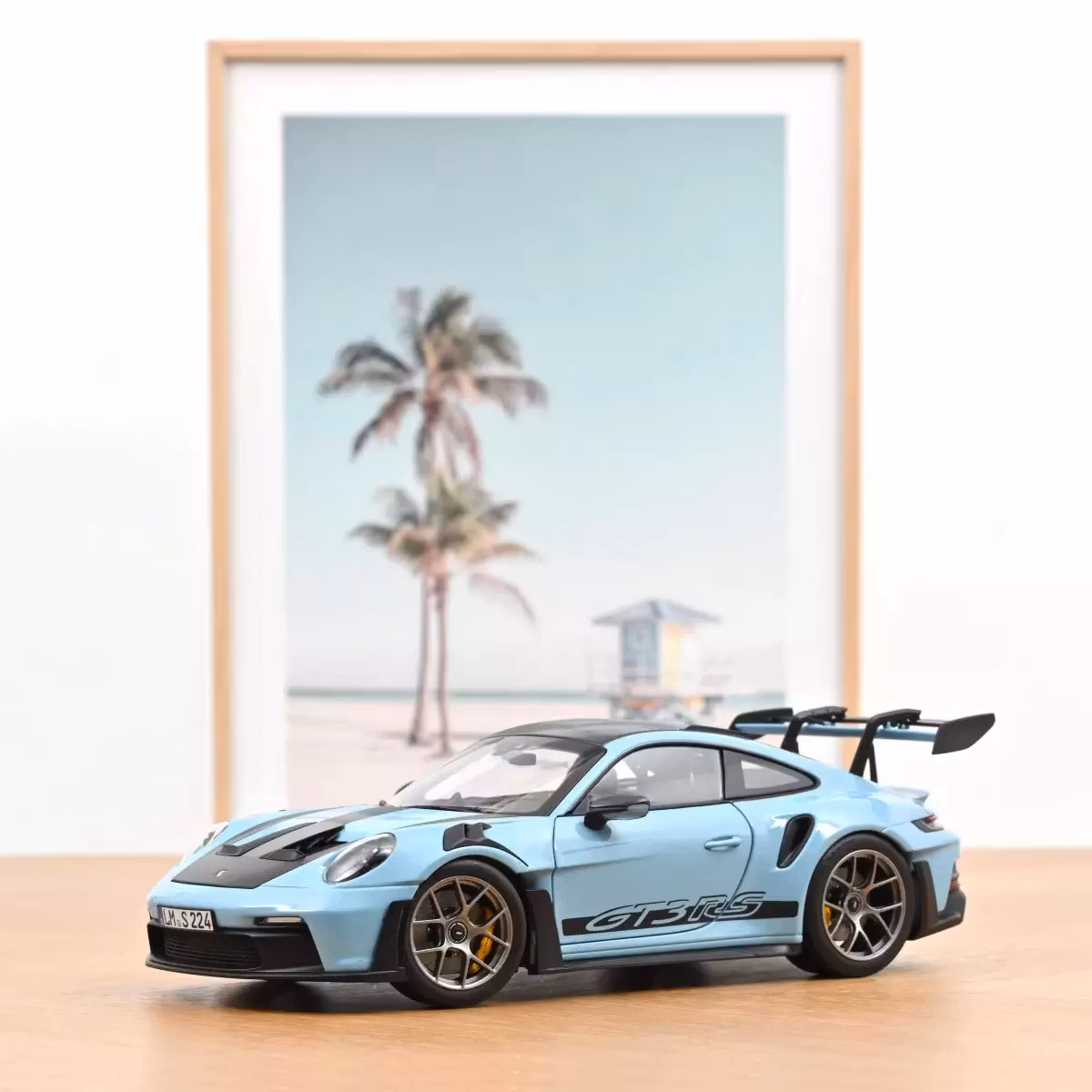 Skala 1/18 Porsche 911 GT3 RS w/Weissach Pack 2022 Gulf blue fr Norev