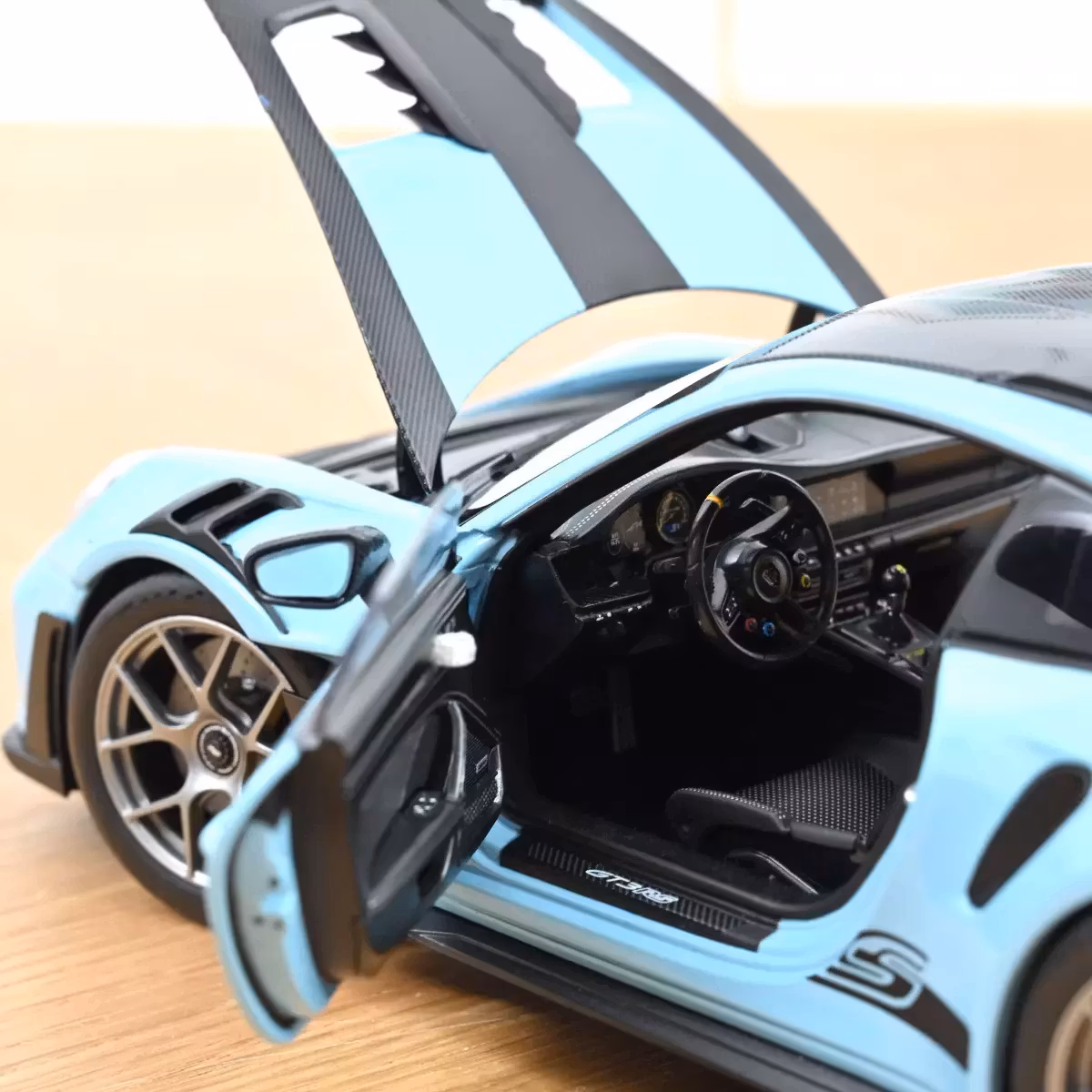 Skala 1/18 Porsche 911 GT3 RS w/Weissach Pack 2022 Gulf blue fr Norev
