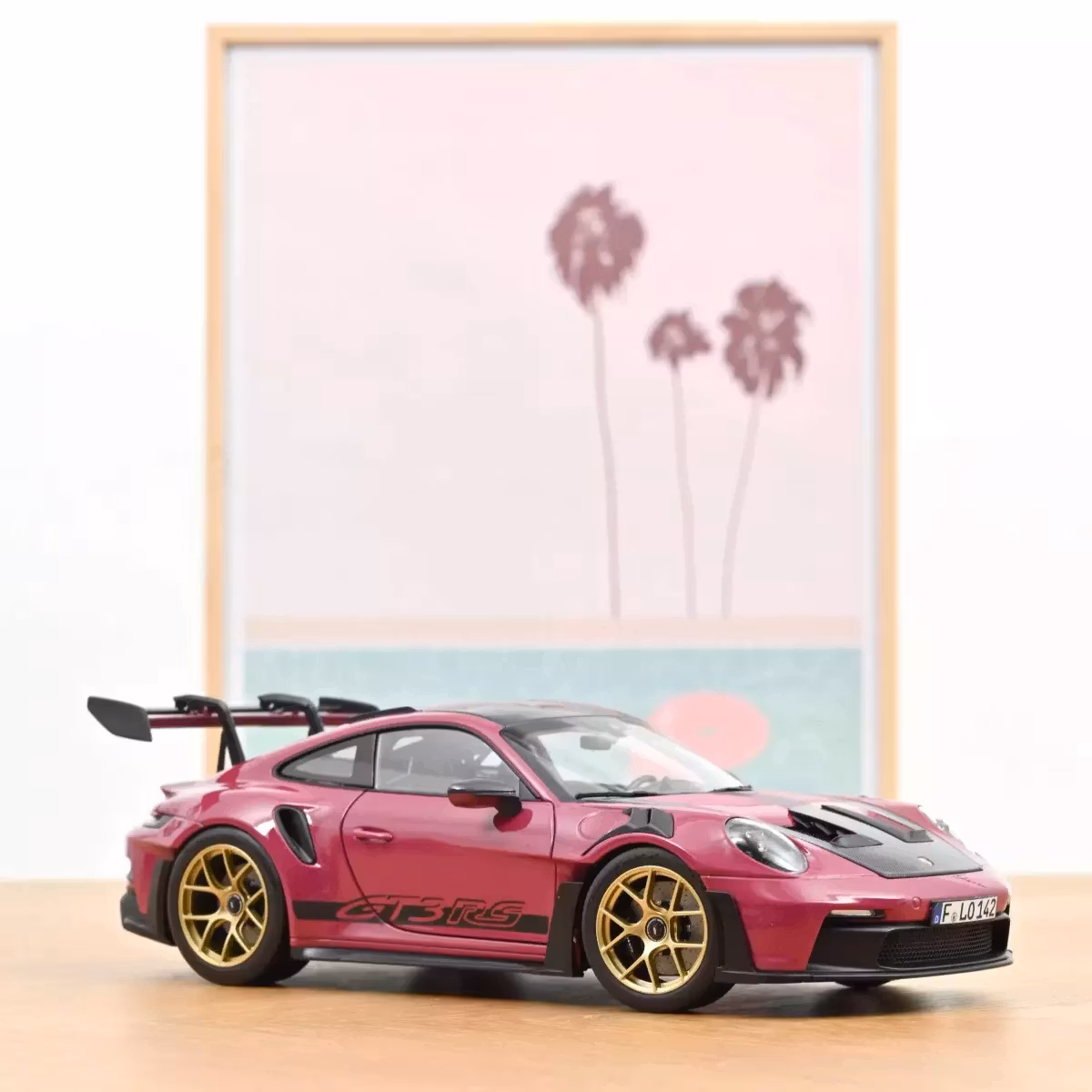 Skala 1/18 Porsche 911 GT3 RS w/Weissach Pack 2022 Ruby Star fr Norev