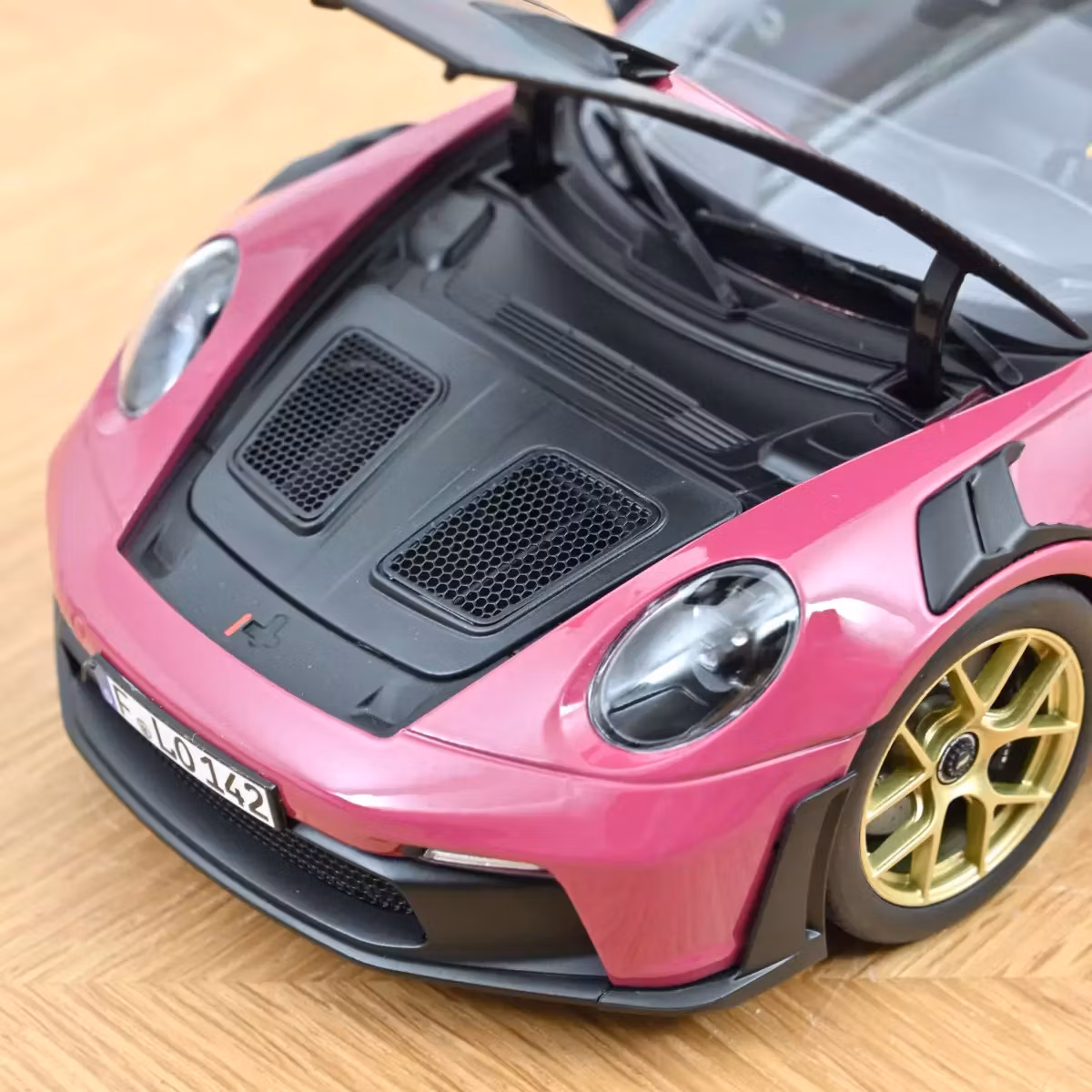 Skala 1/18 Porsche 911 GT3 RS w/Weissach Pack 2022 Ruby Star fr Norev