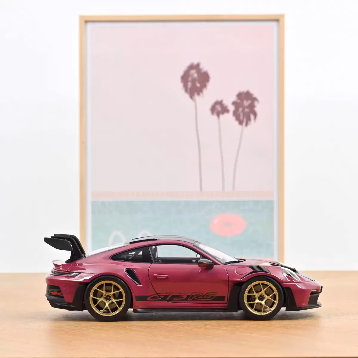 Skala 1/18 Porsche 911 GT3 RS w/Weissach Pack 2022 Ruby Star fr Norev