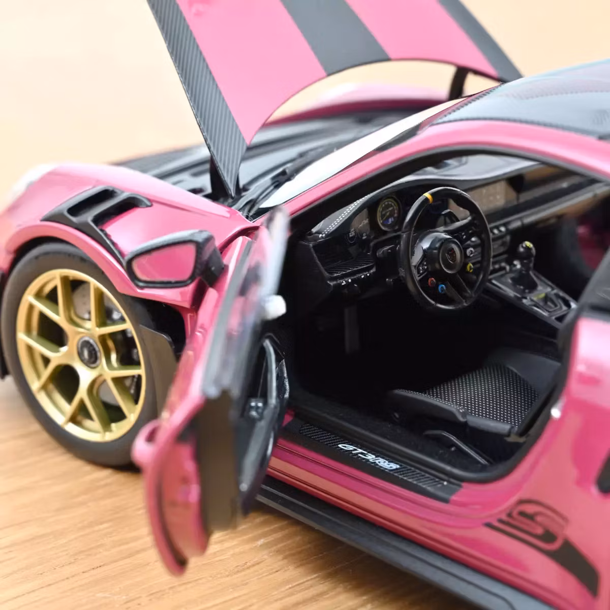 Skala 1/18 Porsche 911 GT3 RS w/Weissach Pack 2022 Ruby Star fr Norev