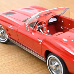 Skala 1/18 Chevrolet Corvette Sting Ray Cabriolet 1963 Riverside Red fr Norev