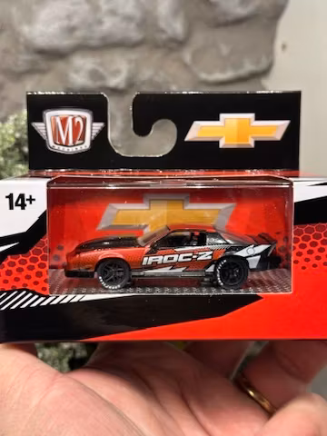 Skala 1/64 M2 - Machines: Chevrolet Camaro IROC-Z 1985  Red/blk
