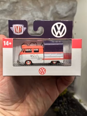 Skala 1/64 M2 - Machines: Volkswagen Double Cab Truck T1 1959 Pink/White/Purple