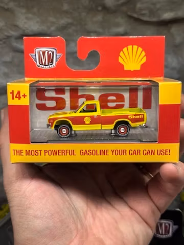 Skala 1/64 M2 - Machines: Datsun Pickup 1977 "Shell"