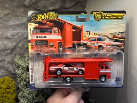 Skala 1/64 Hot Wheels PREMIUM Team Transport: 73' Plymouth Buster & 2nd story Loader