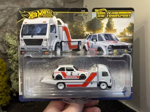 Skala 1/64 Hot Wheels PREMIUM Team Transport: 73' Honda Civic Custom & Aerolift