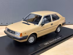 Skala 1/18 Volvo 343 GLS (1982), beige fr Triple9 Collection