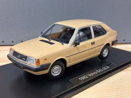 Skala 1/18 Volvo 343 GLS (1982), beige fr Triple9 Collection