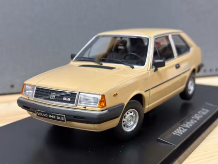 Skala 1/18 Volvo 343 GLS (1982), beige fr Triple9 Collection