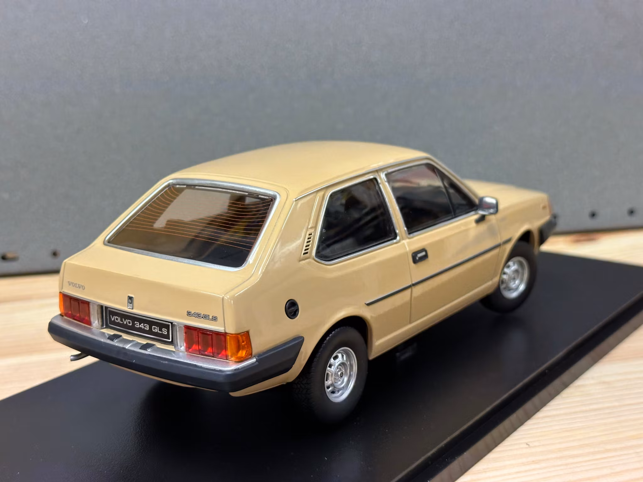 Skala 1/18 Volvo 343 GLS (1982), beige fr Triple9 Collection