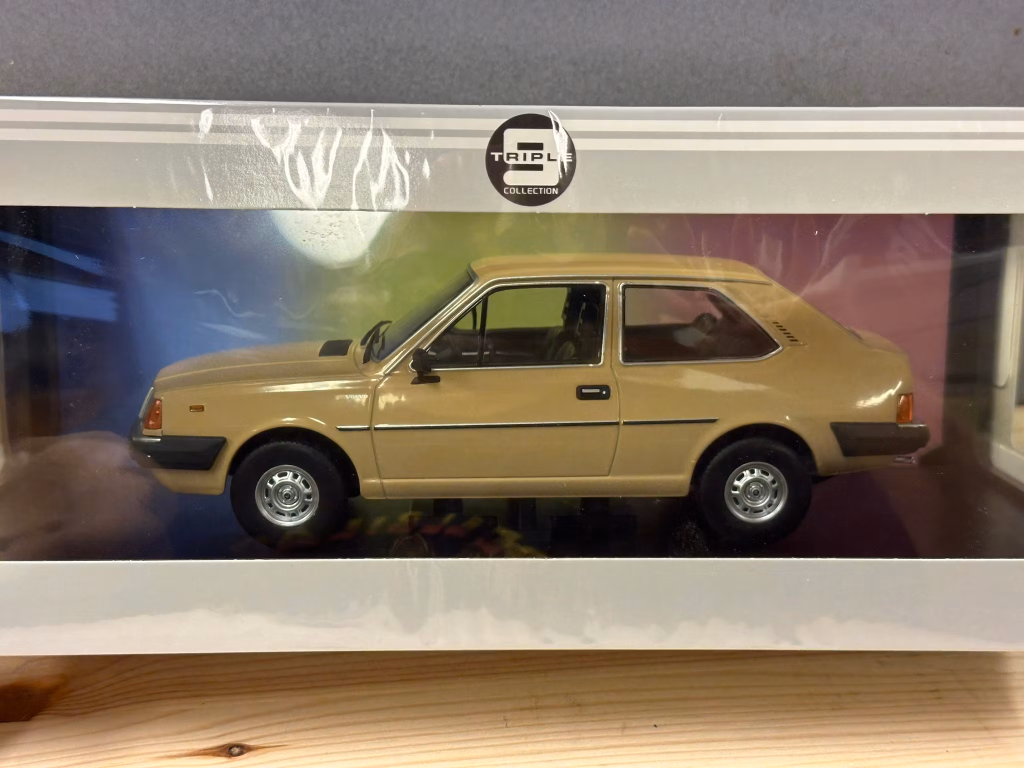 Skala 1/18 Volvo 343 GLS (1982), beige fr Triple9 Collection