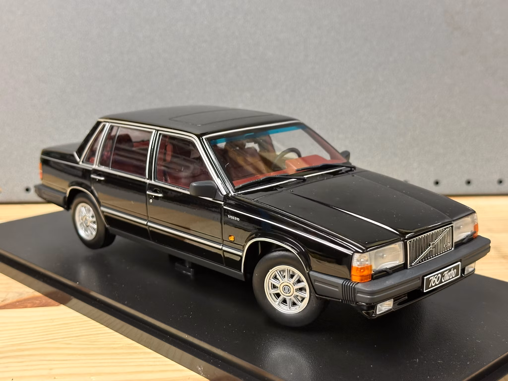 Skala 1/18 Volvo 760 Turbo (1985), black fr Triple9 Collection