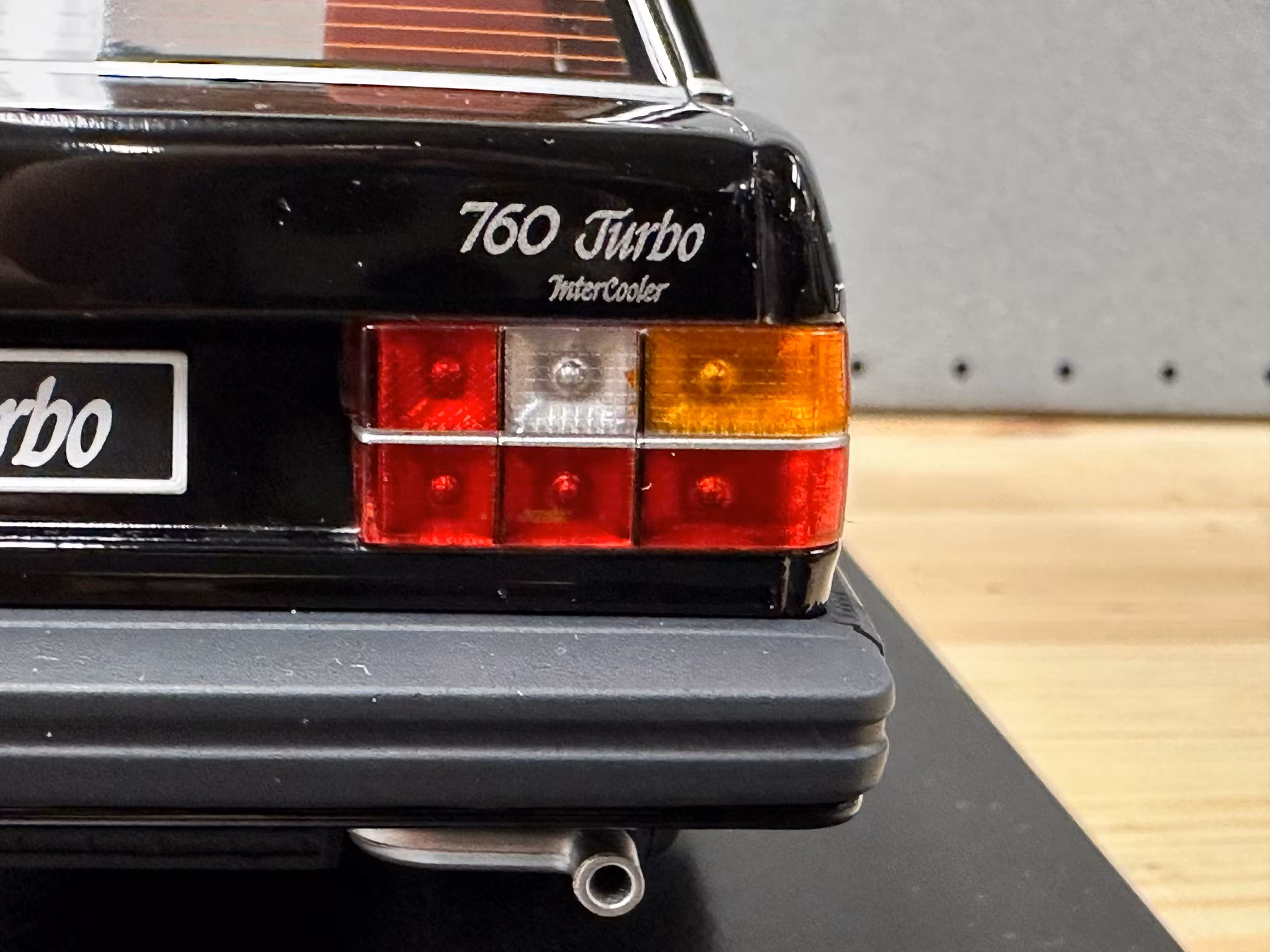 Skala 1/18 Volvo 760 Turbo (1985), black fr Triple9 Collection