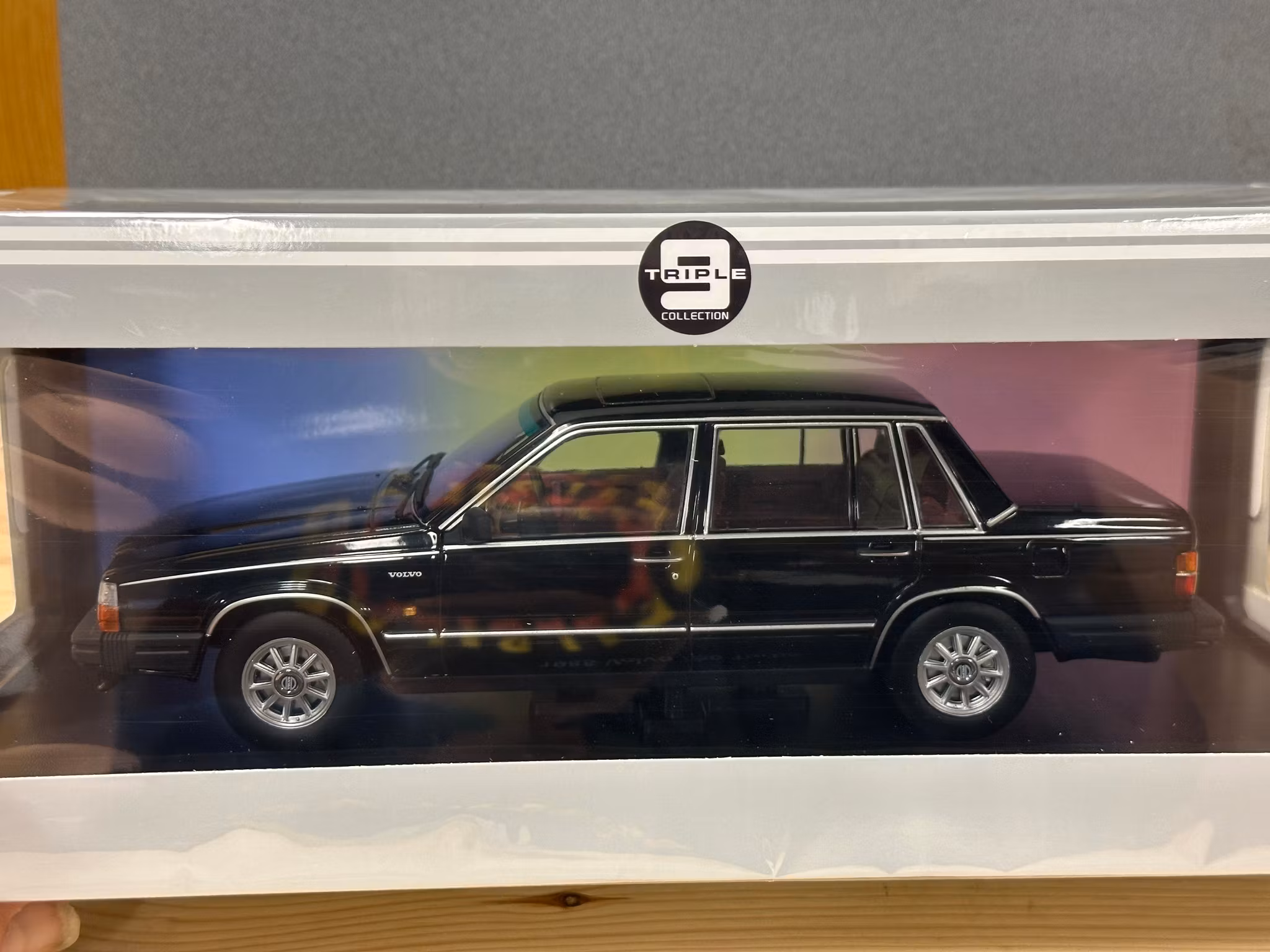 Skala 1/18 Volvo 760 Turbo (1985), black fr Triple9 Collection