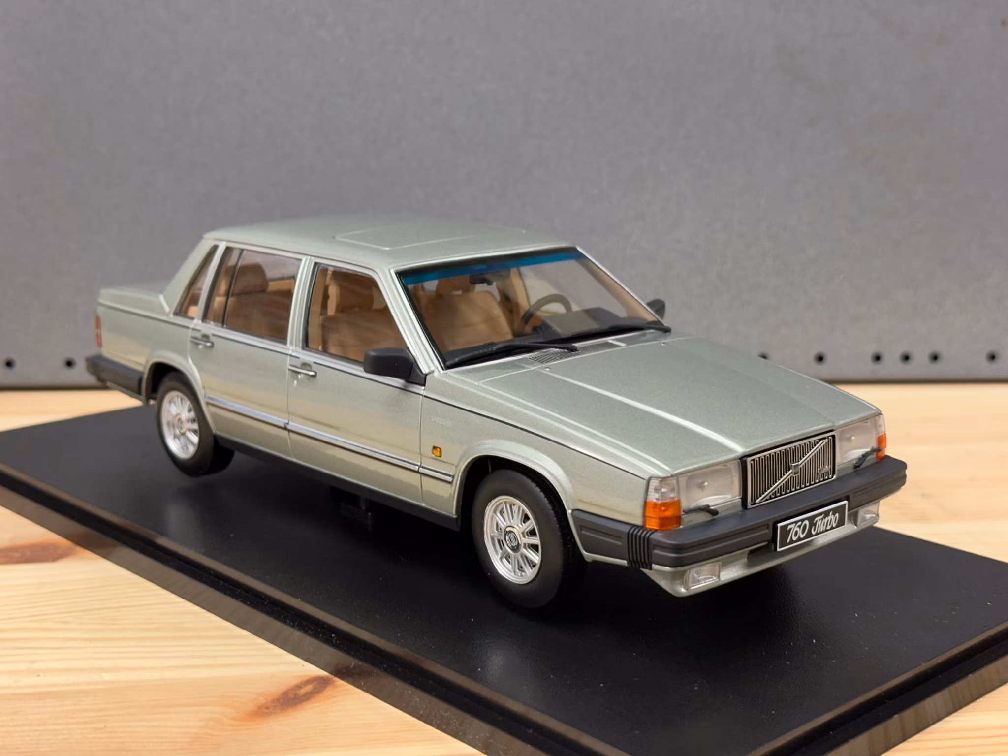 Skala 1/18 Volvo 760 Turbo (1985), light green metallic fr Triple9 Collection