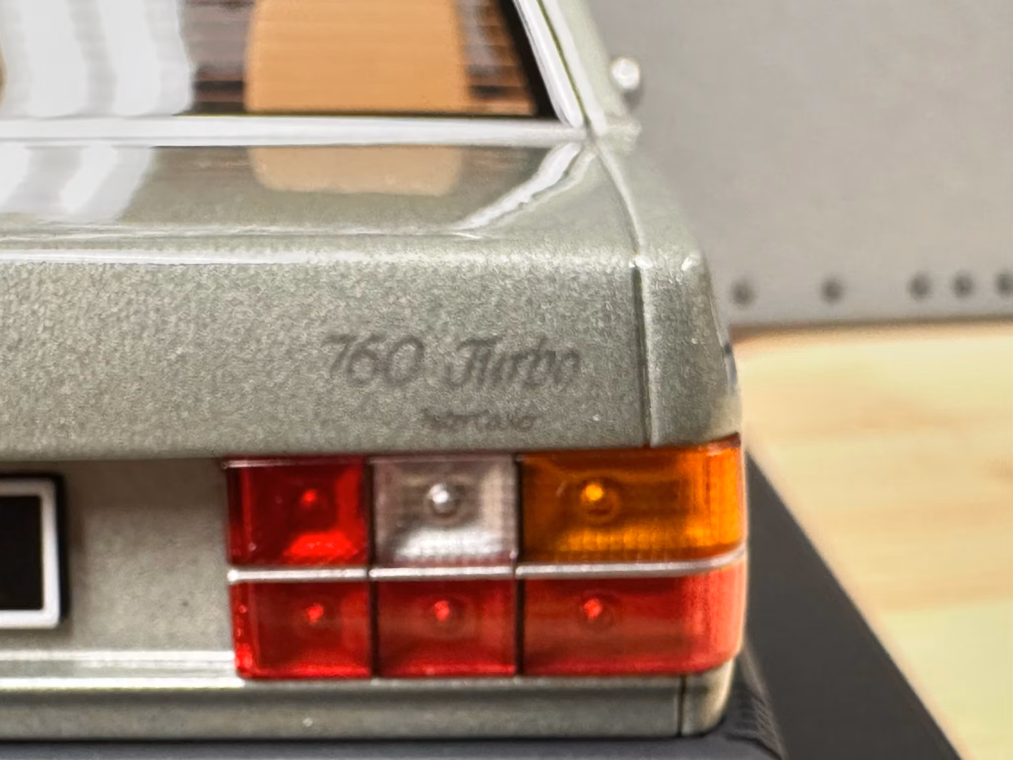 Skala 1/18 Volvo 760 Turbo (1985), light green metallic fr Triple9 Collection