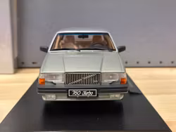 Skala 1/18 Volvo 760 Turbo (1985), light green metallic fr Triple9 Collection