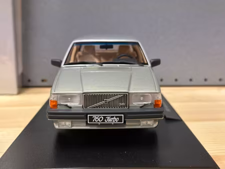 Skala 1/18 Volvo 760 Turbo (1985), light green metallic fr Triple9 Collection