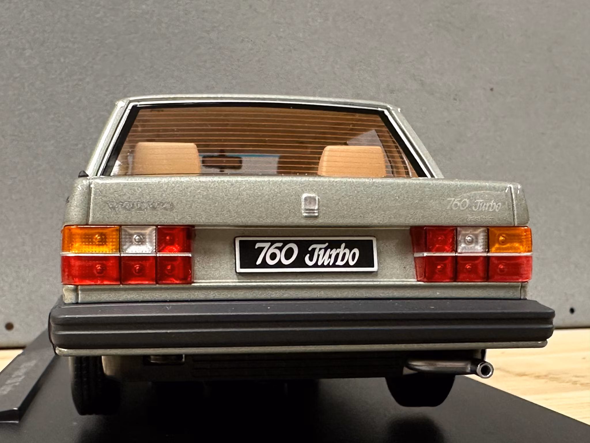 Skala 1/18 Volvo 760 Turbo (1985), light green metallic fr Triple9 Collection