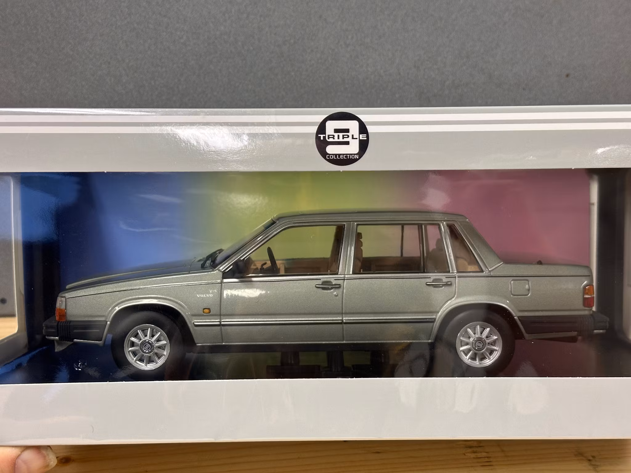 Skala 1/18 Volvo 760 Turbo (1985), light green metallic fr Triple9 Collection