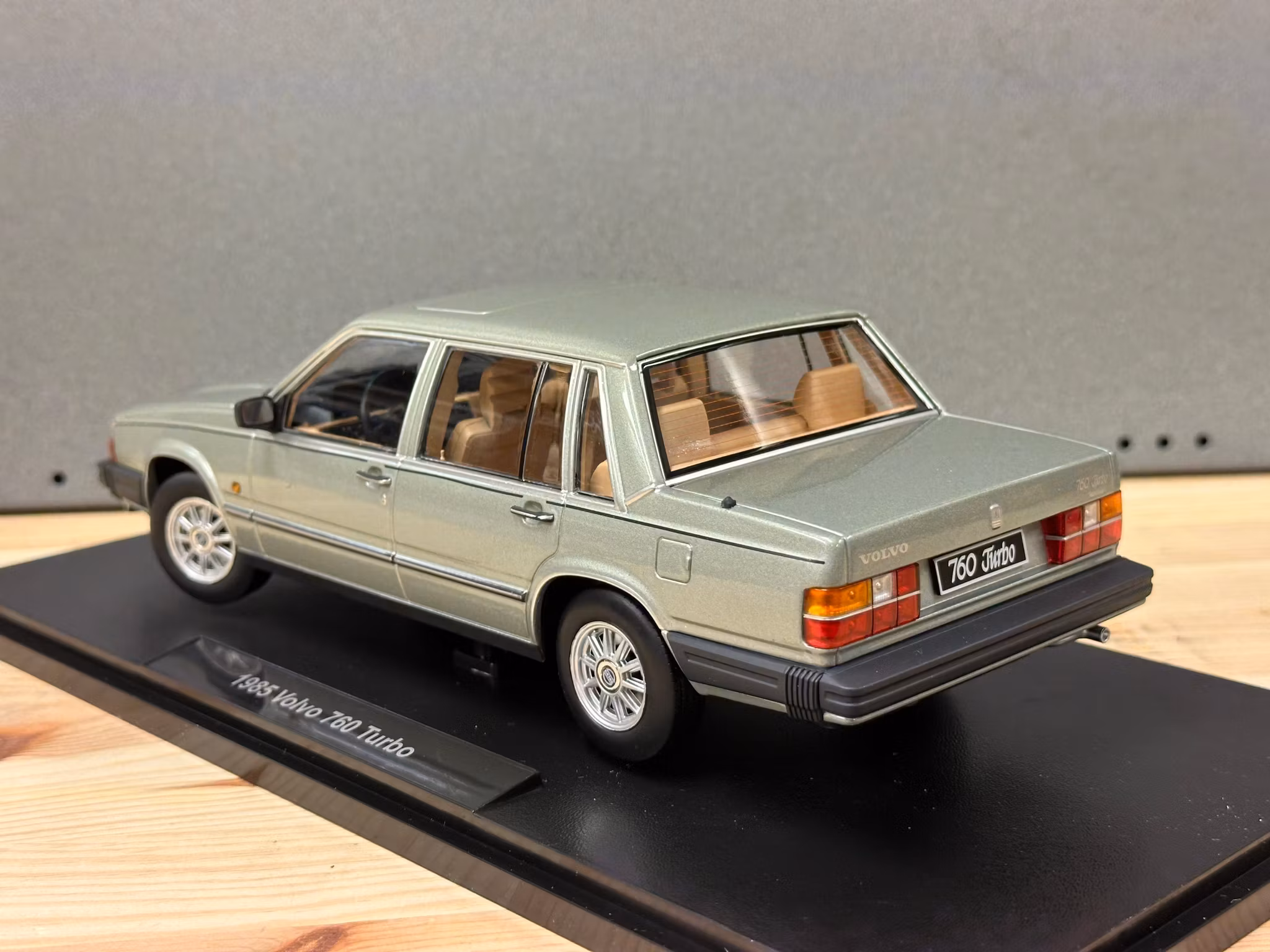 Skala 1/18 Volvo 760 Turbo (1985), light green metallic fr Triple9 Collection