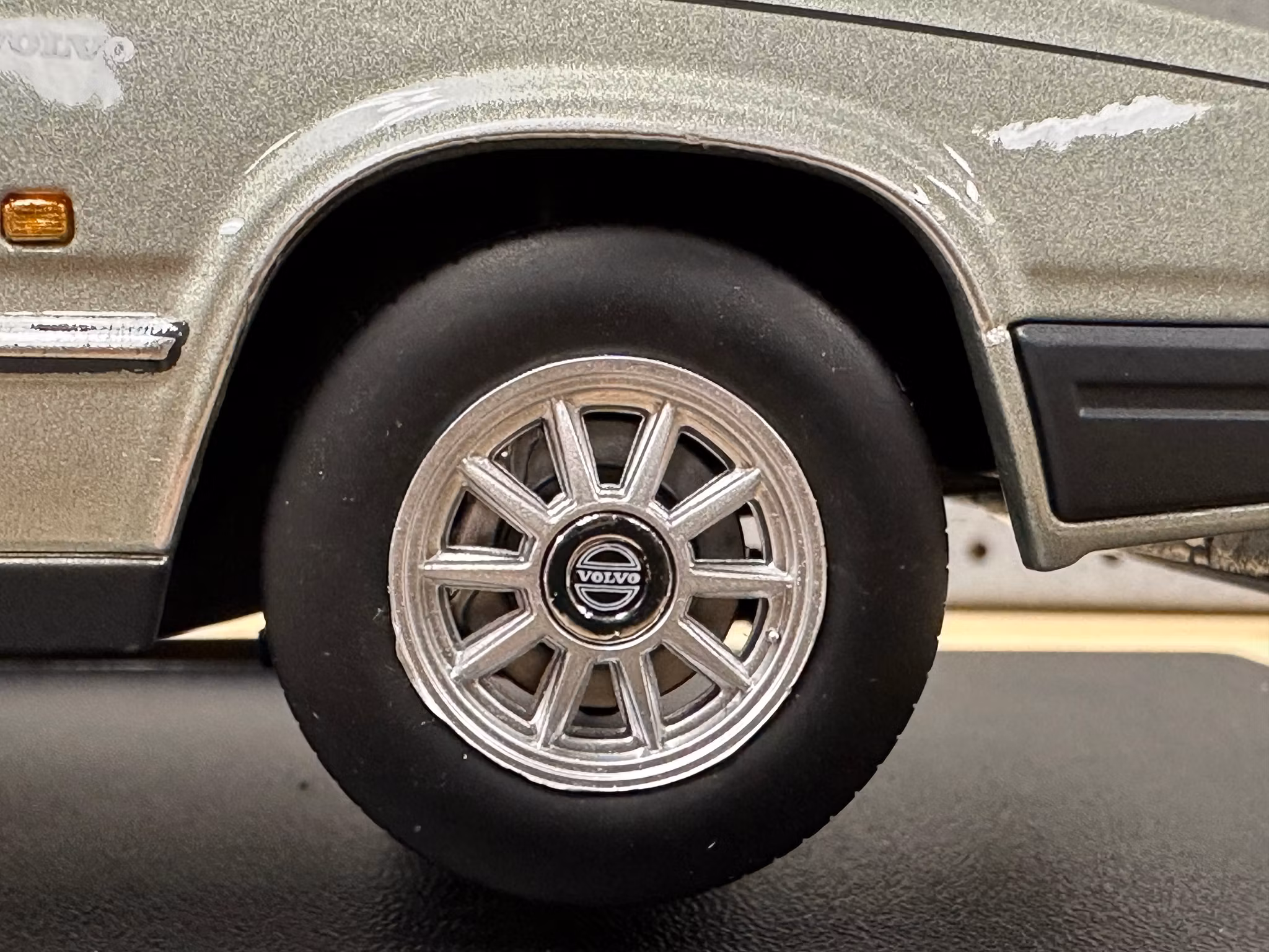 Skala 1/18 Volvo 760 Turbo (1985), light green metallic fr Triple9 Collection