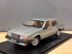 Skala 1/18 Volvo 760 Turbo (1985), light green metallic fr Triple9 Collection