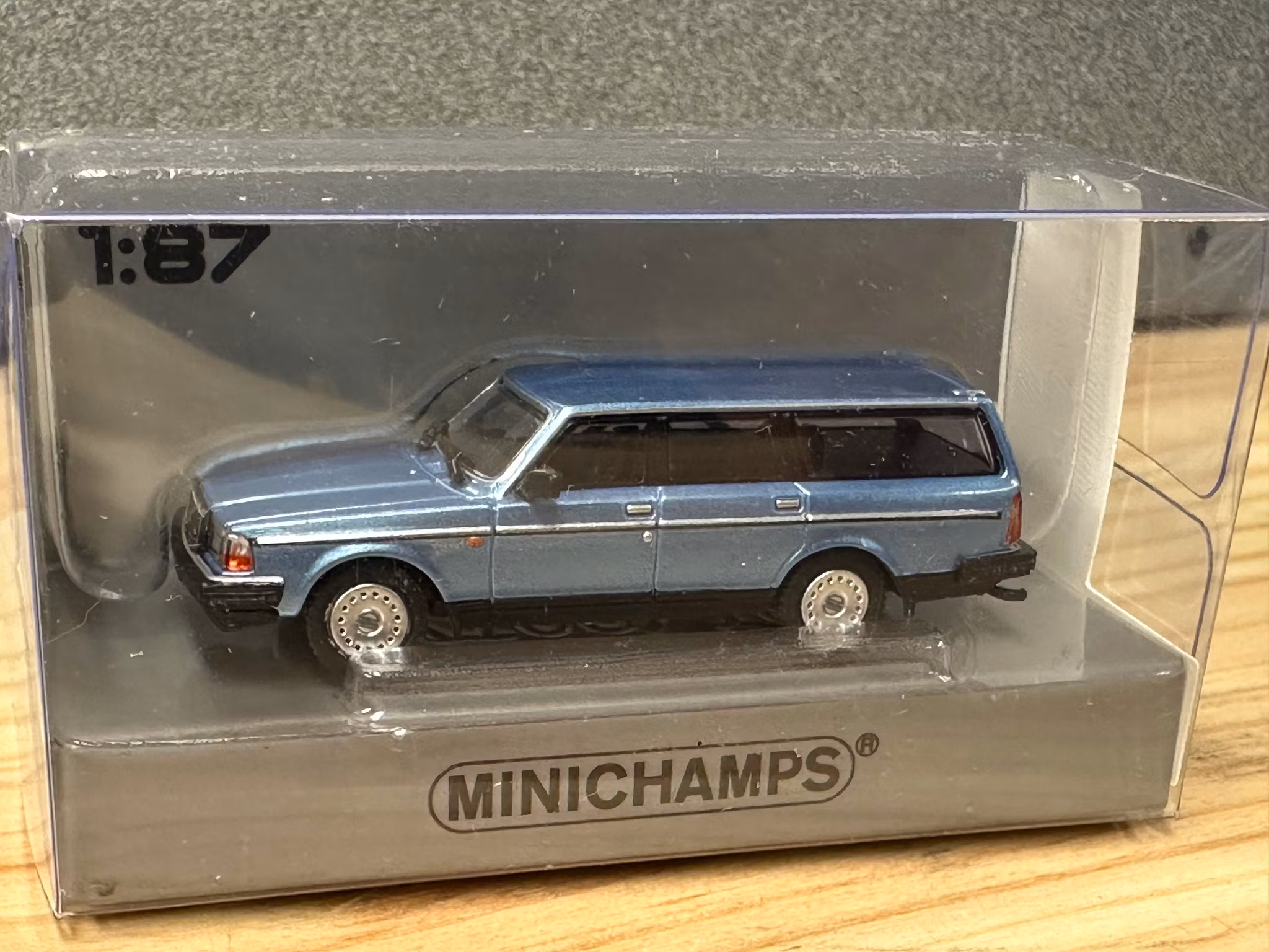 Skala 1/87 - Volvo 240 GL (245) Light Blue Met. fr Minichamps