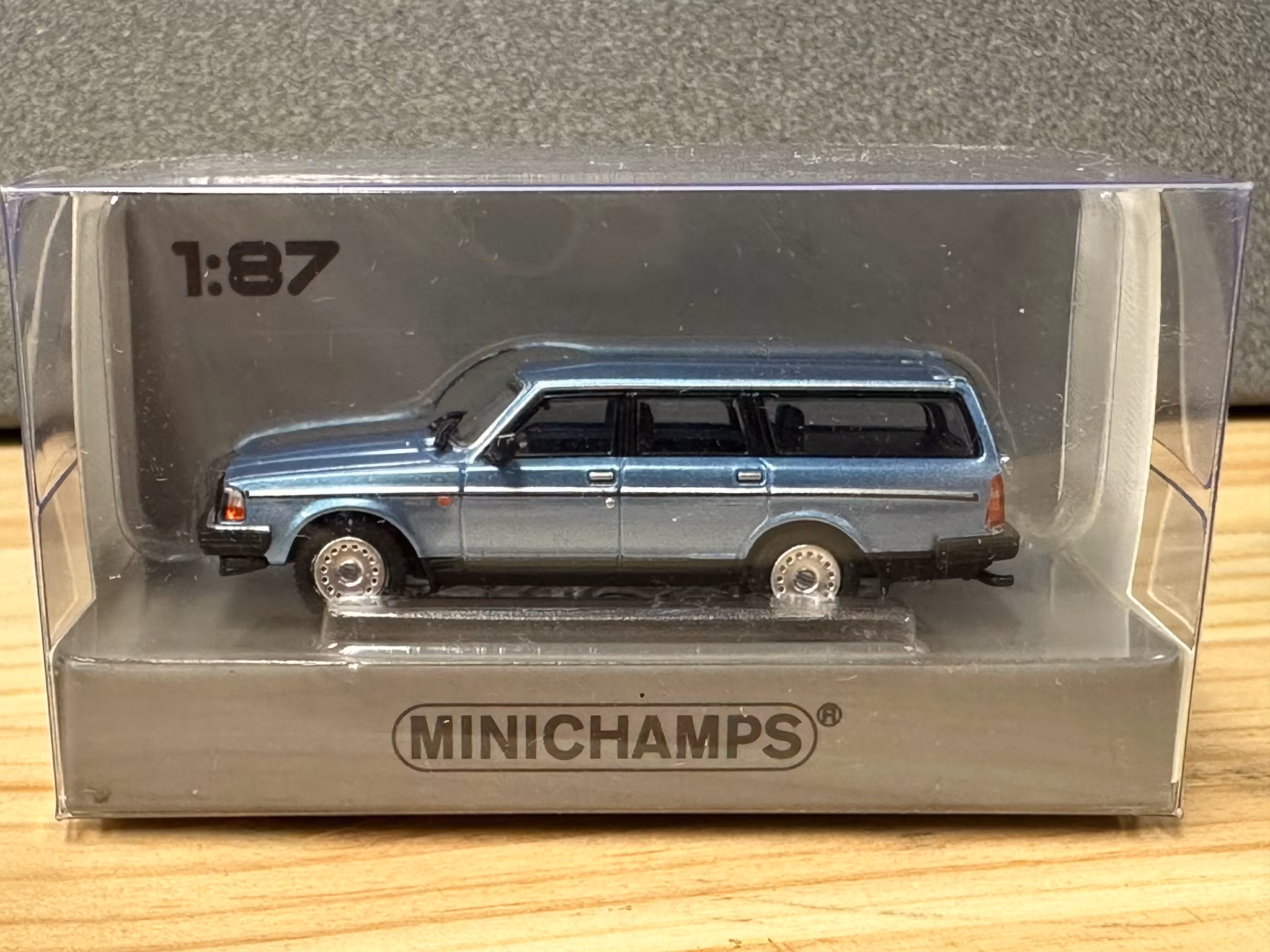 Skala 1/87 - Volvo 240 GL (245) Light Blue Met. fr Minichamps