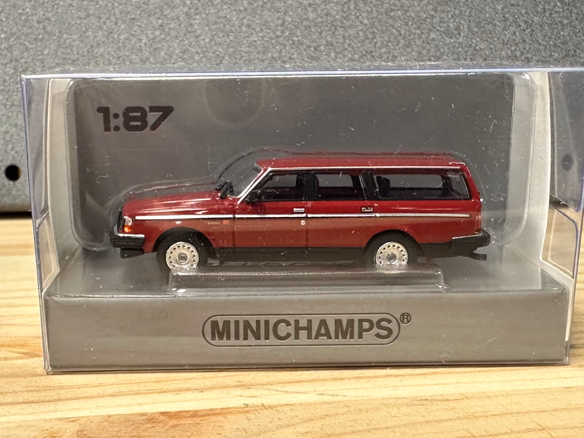 Skala 1/87 - Volvo 240 GL (245) Red. fr Minichamps