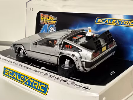 Skala 1/32 Analogue Scalextric Slot Car: Flying Delorean "Back to the future: Part II"