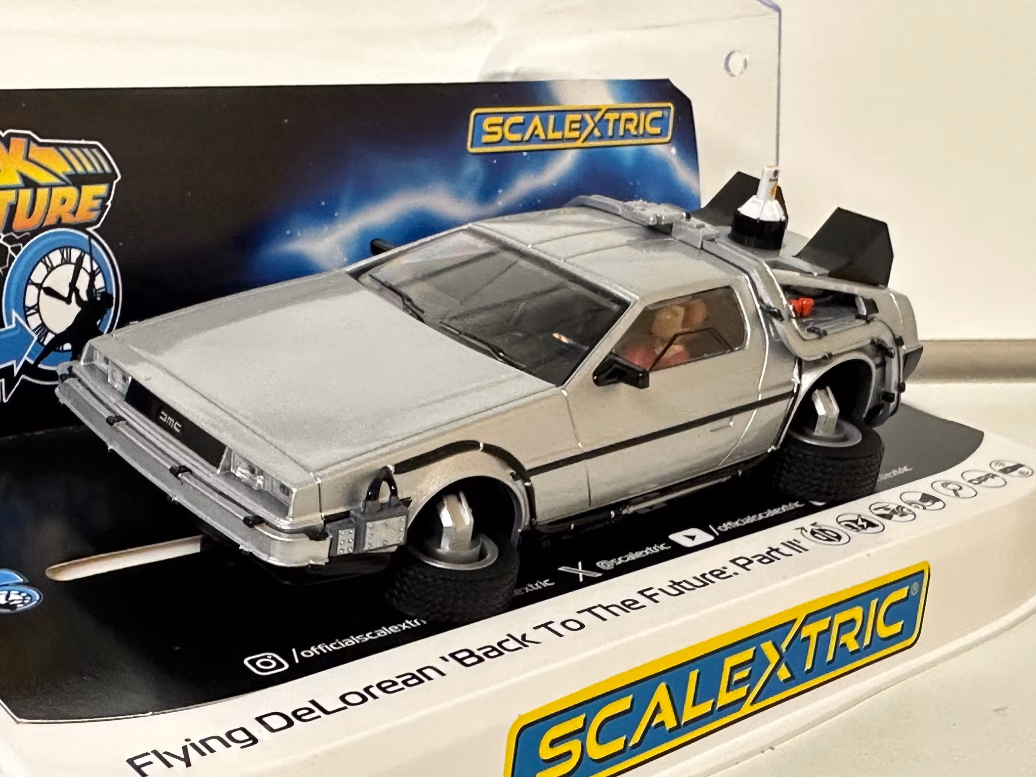 Skala 1/32 Analogue Scalextric Slot Car: Flying Delorean "Back to the future: Part II"