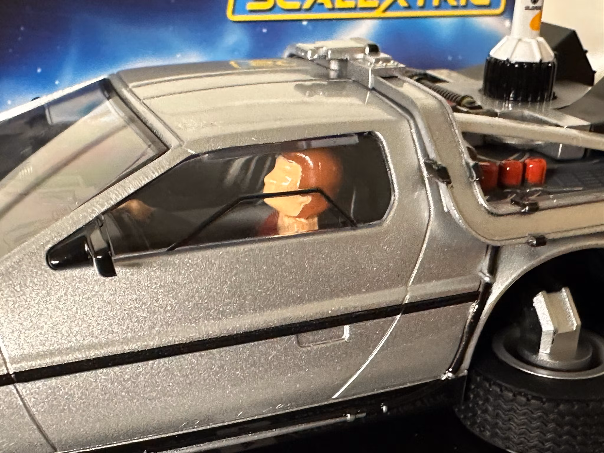 Skala 1/32 Analogue Scalextric Slot Car: Flying Delorean "Back to the future: Part II"