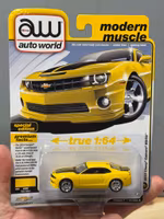 Skala 1/64 2011 Chevrolet Camaro RS, Rally yellow/blk stipes fr AUTO WORLD