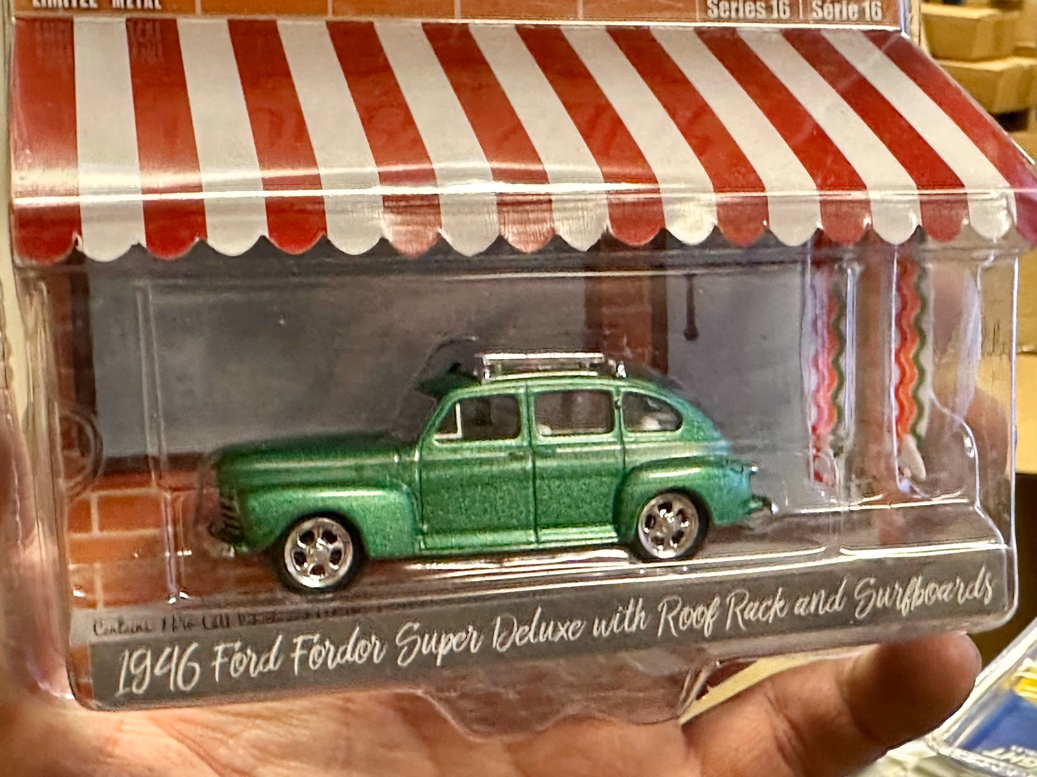 Skala 1/64 Greenlight "Hobby Shop" 1946 Ford Fordor Super Deluxe w Roof Rack & Surfboards