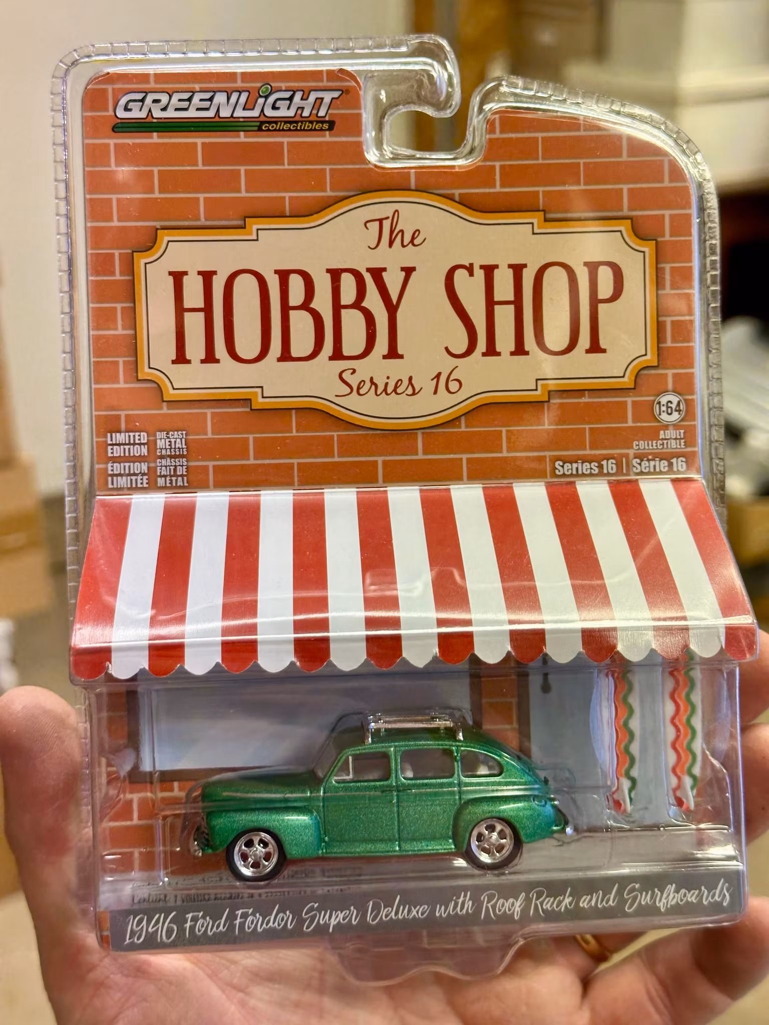 Skala 1/64 Greenlight "Hobby Shop" 1946 Ford Fordor Super Deluxe w Roof Rack & Surfboards