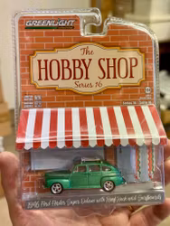 Skala 1/64 Greenlight "Hobby Shop" 1946 Ford Fordor Super Deluxe w Roof Rack & Surfboards