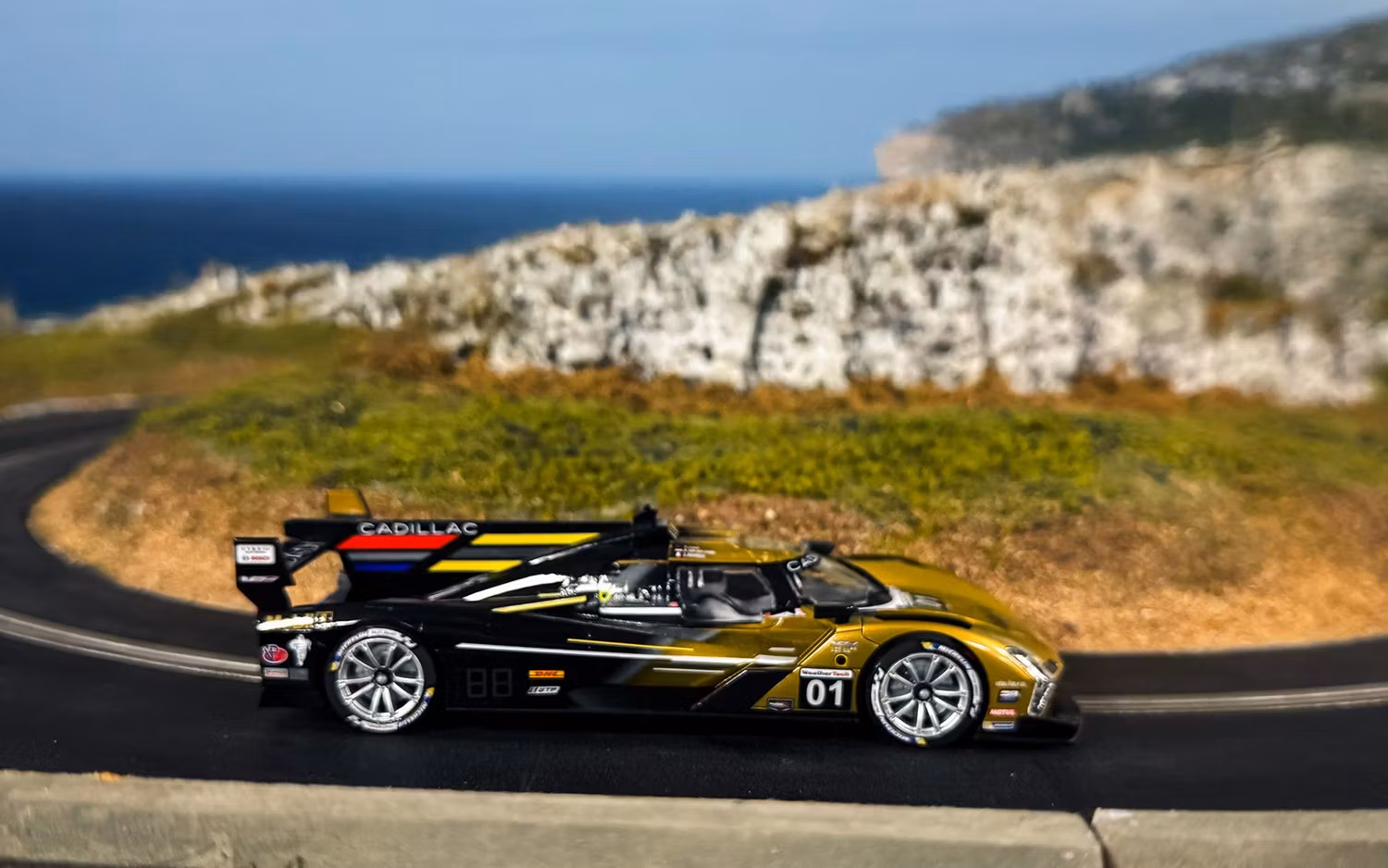 Skala 1/32 An. Scalextric Slot Car: C4586 Cadillac V-Series.R - Cadillac Racing No.01 - 12 Hours of Sebring 2024