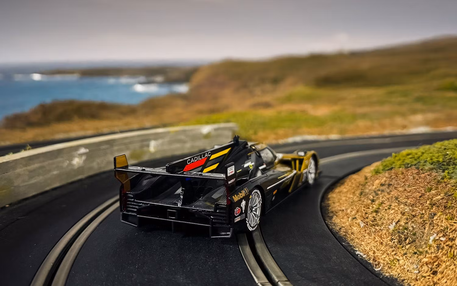 Skala 1/32 An. Scalextric Slot Car: C4586 Cadillac V-Series.R - Cadillac Racing No.01 - 12 Hours of Sebring 2024