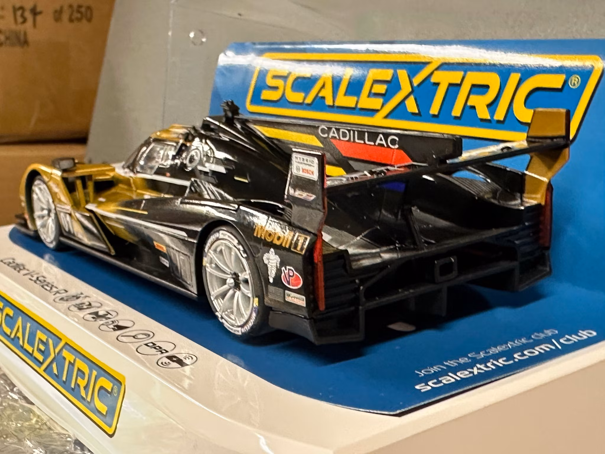 Skala 1/32 An. Scalextric Slot Car: C4586 Cadillac V-Series.R - Cadillac Racing No.01 - 12 Hours of Sebring 2024