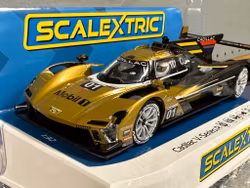 Skala 1/32 An. Scalextric Slot Car: C4586 Cadillac V-Series.R - Cadillac Racing No.01 - 12 Hours of Sebring 2024