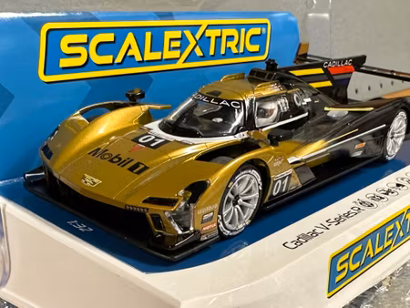 Skala 1/32 An. Scalextric Slot Car: C4586 Cadillac V-Series.R - Cadillac Racing No.01 - 12 Hours of Sebring 2024
