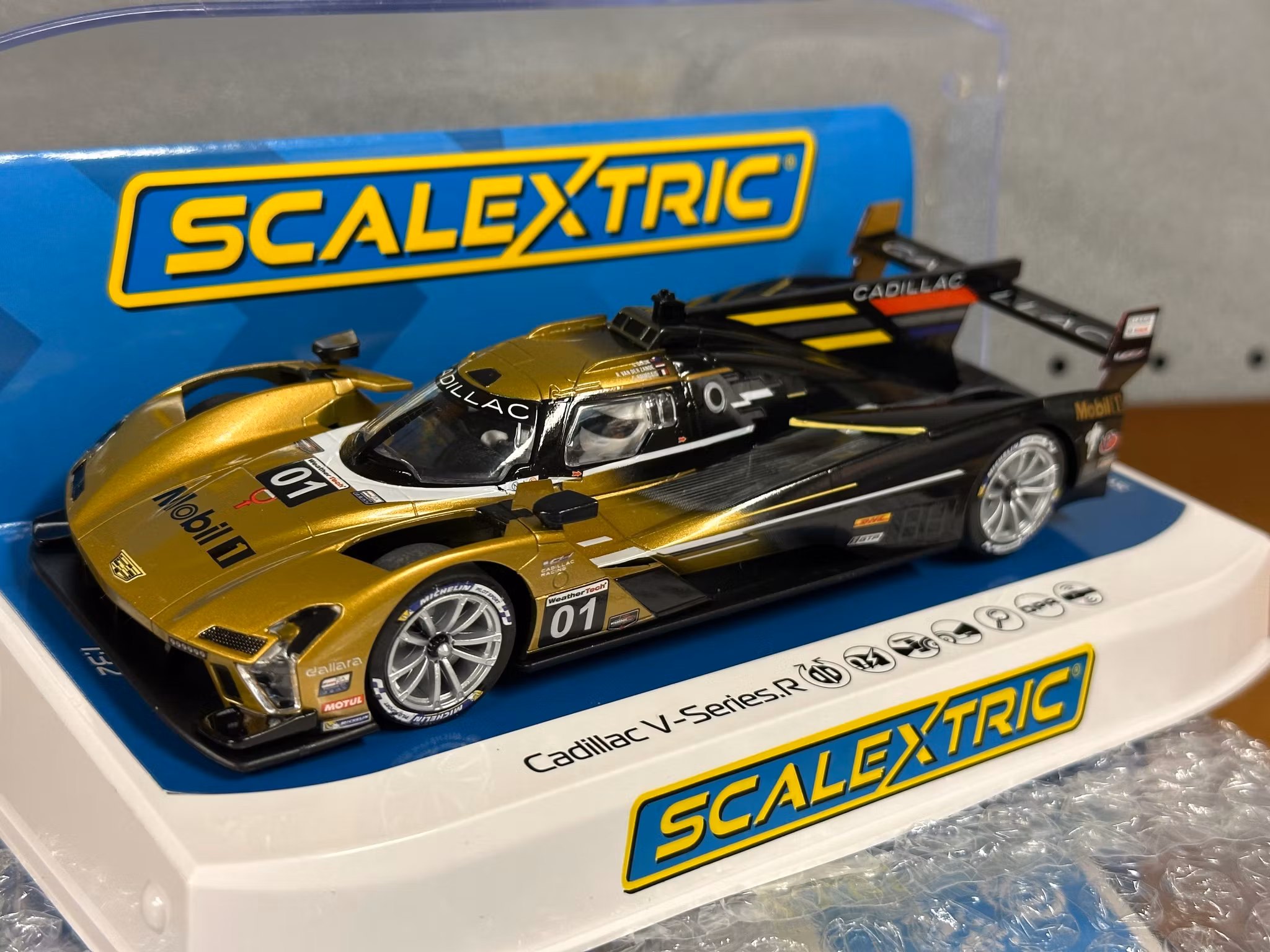 Skala 1/32 An. Scalextric Slot Car: C4586 Cadillac V-Series.R - Cadillac Racing No.01 - 12 Hours of Sebring 2024